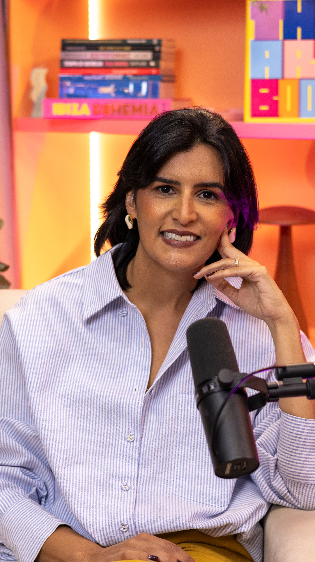 Tamires Vilela no estúdio do podcast Alinhavando